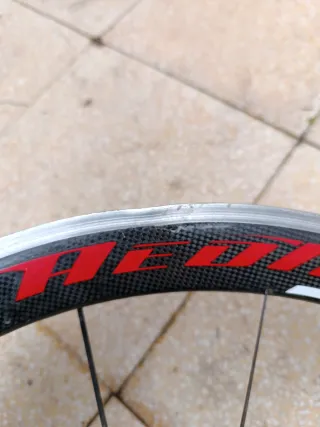 Llanta Trasera HED Bontrager golpeada.