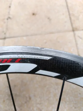 Llanta Trasera HED Bontrager golpeada.