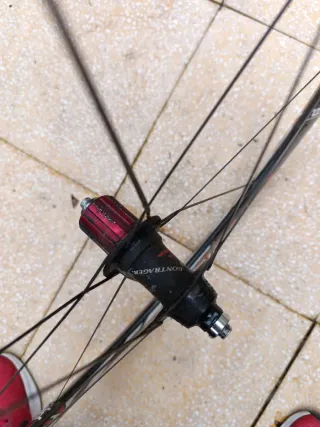 Llanta Trasera HED Bontrager golpeada.