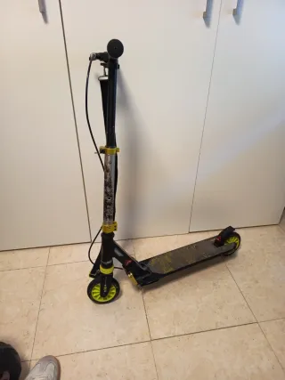 Monopattino per bambini nero e giallo