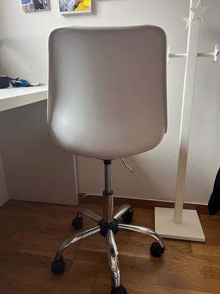 Silla de escritorio blanca y plateada