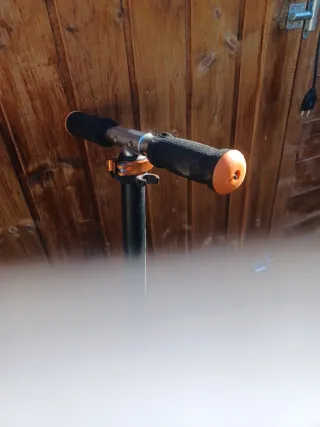 Monopattino nero e arancione