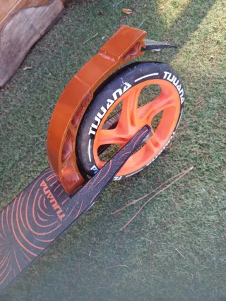 Monopattino nero e arancione