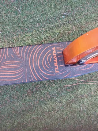 Monopattino nero e arancione