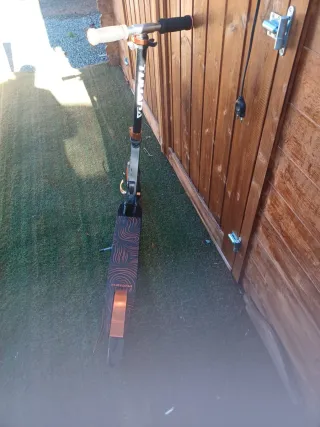 Monopattino nero e arancione