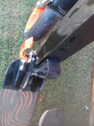 Monopattino nero e arancione