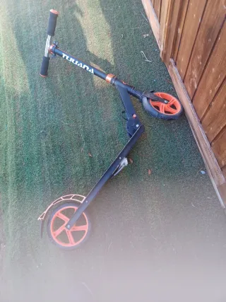 Monopattino nero e arancione