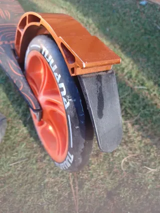 Monopattino nero e arancione