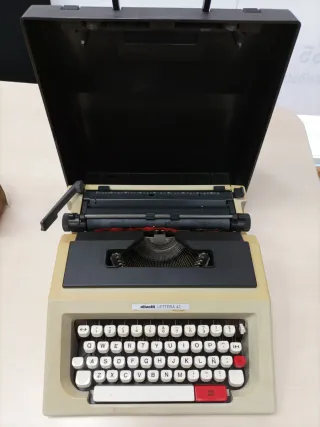 Máquina de escribir OLIVETTI Lettera 42