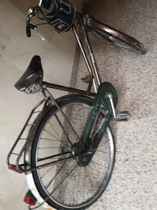 Bicicleta urbana con cesta y portabultos