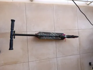 Monopattino per bambini nero con dettagli rosa