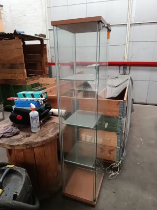 Vitrina expositora de cristal y madera