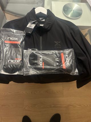 Giacca antivento e calzini NOX