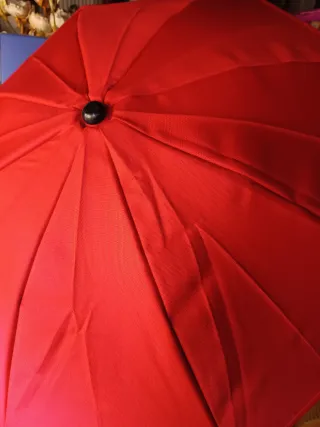 Sombrilla roja con soporte