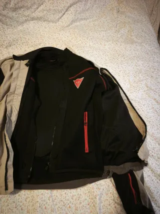 Chaqueta de moto verano Dainese.