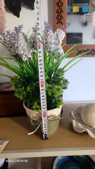 Maceta decorativa con flores artificiales