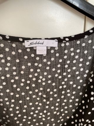 Blusa negra con lunares blancos