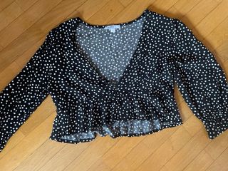Blusa negra con lunares blancos