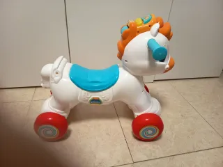 Caballo de juguete blanco y azul