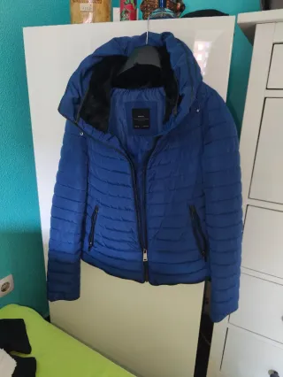 Chaqueta Zara azul acolchada con capucha