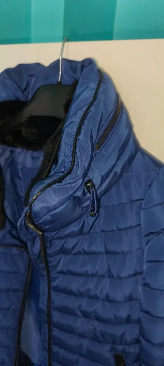 Chaqueta Zara azul acolchada con capucha