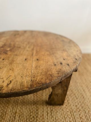 Antigua mesa de centro rústica de madera