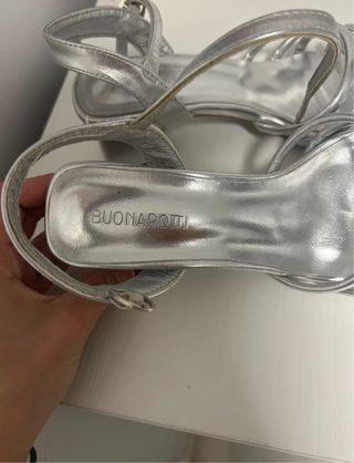 Tacones plateados con tiras