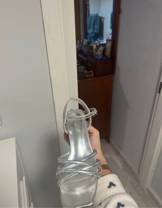 Tacones plateados con tiras