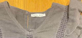 Blusa gris con volantes