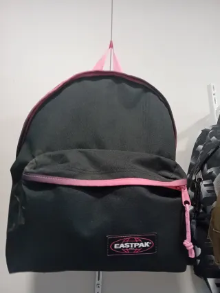 Mochila Eastpak Negra y Rosa