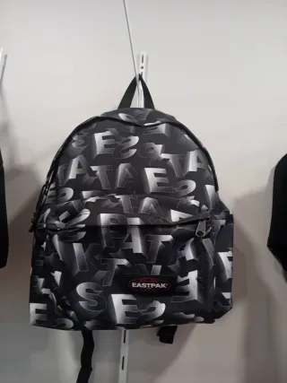 Mochila Eastpak con estampado de letras