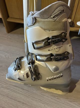 Sci, bastoni e scarponi da sci