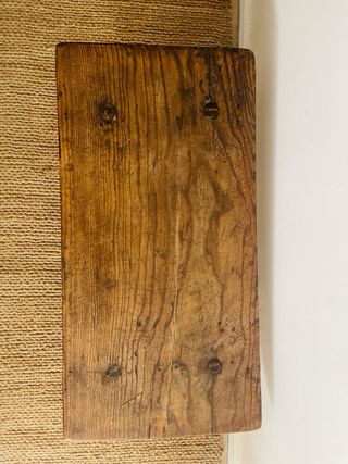 Antigua mesa de centro rústica de madera