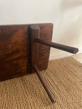 Antigua mesa de centro rústica de madera