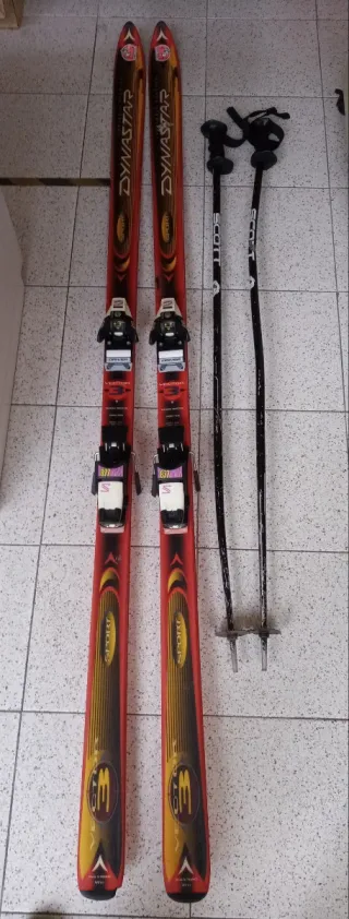 Esquís Dynastar con bastones y portaesquis