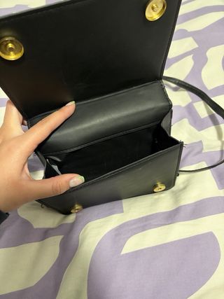 Bolso negro acolchado con cadena