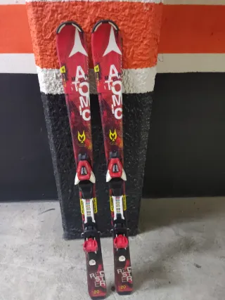 Attrezzatura sci completa (scarponi, sci e bastoncini)