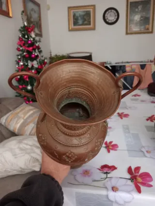 Antiguo jarrón de cobre repujado