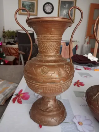 Antiguo jarrón de cobre repujado