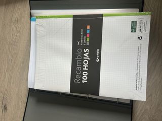 Archivador negro ESCOLIOFI con portafolios y hojas