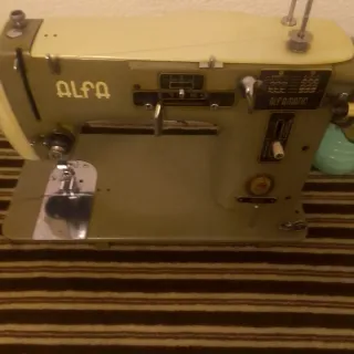 Máquina de coser Alfa antigua con repuestos