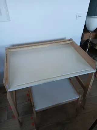 IKEA. Escritorio infantil con silla.