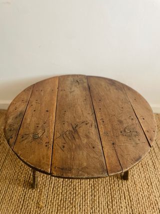 Antigua mesa auxiliar rústica de madera