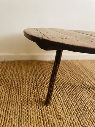 Antigua mesa auxiliar rústica de madera