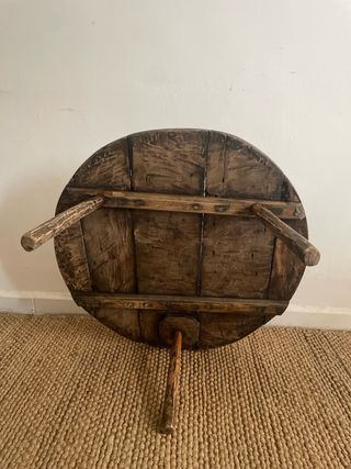 Antigua mesa auxiliar rústica de madera