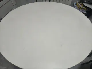 Mesa redonda de madera blanca