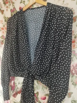 Camisa negra con corazones blancos