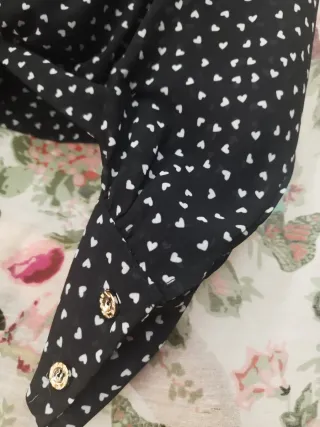 Camisa negra con corazones blancos