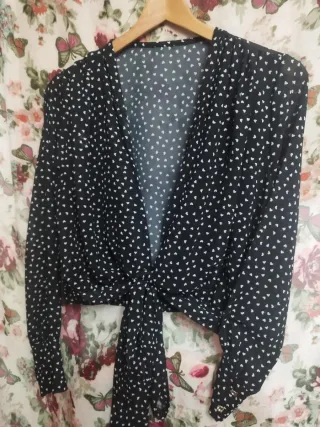 Camisa negra con corazones blancos