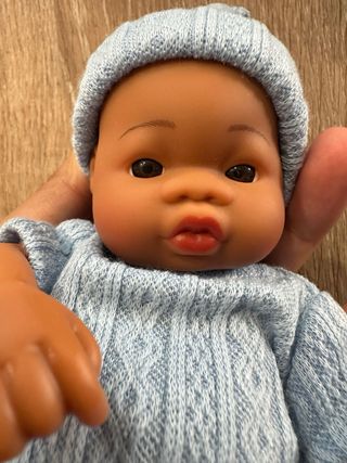 Muñeca de vinilo con traje a rayas